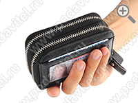 Кожаный кошелек RFID PROTECT CARD-02 в руке